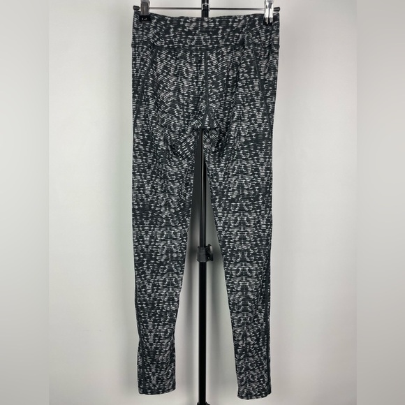 The North Face Women’s Black Gray Abstract Print High-Rise Tight Leggings - Picture 3 of 5